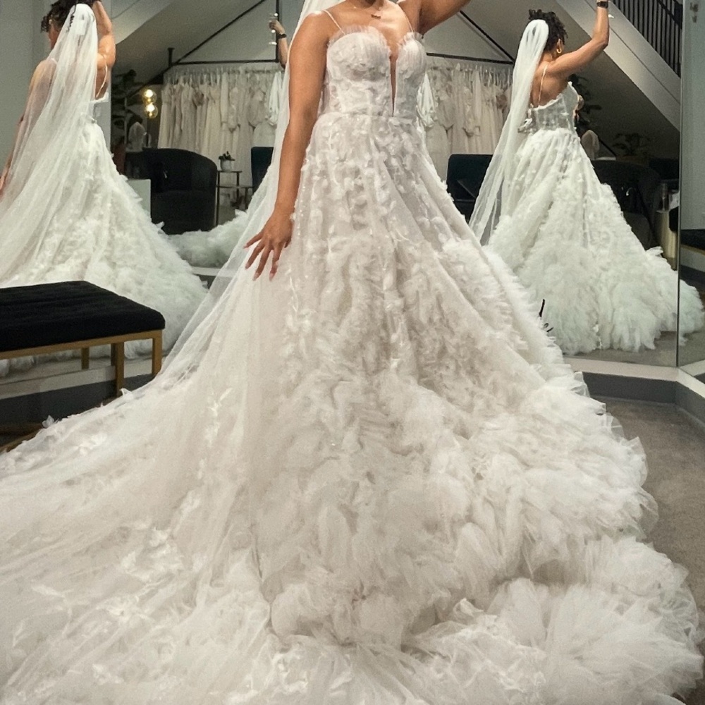Martina Liana Luxe Ivory Wedding Dress Style LE1219 Size 8 (Fits a size 4)